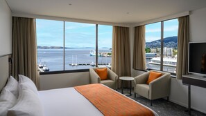 Suite ejecutiva, vista al puerto | Ropa de cama de alta calidad y minibar 