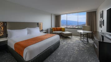 Sengetøy av topp kvalitet, minibar, safe på rommet og skrivebord