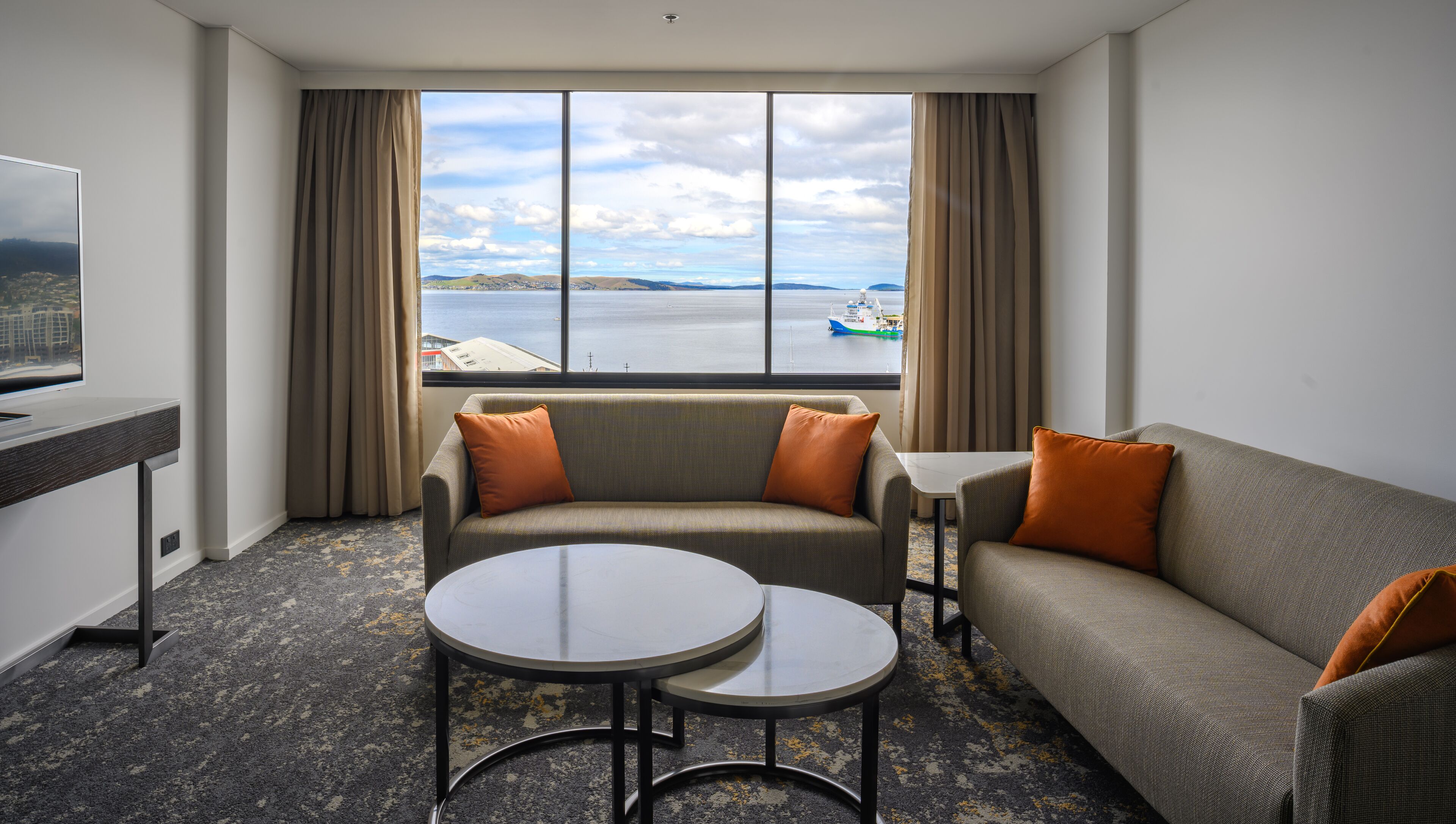 executive suite, harbour view | living area | 55-inch lcd tv with cable channels, tv, netflix