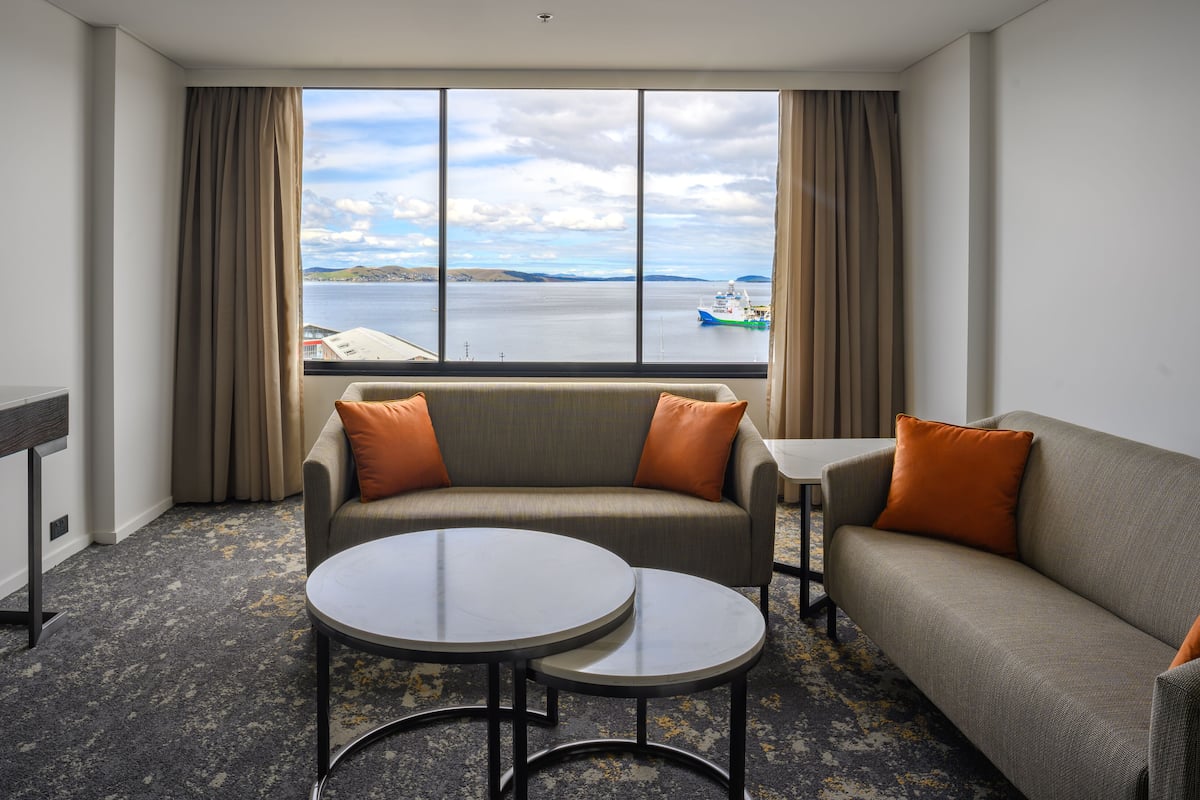 executive suite, harbour view | living area | 55-inch lcd tv with cable channels, tv, netflix