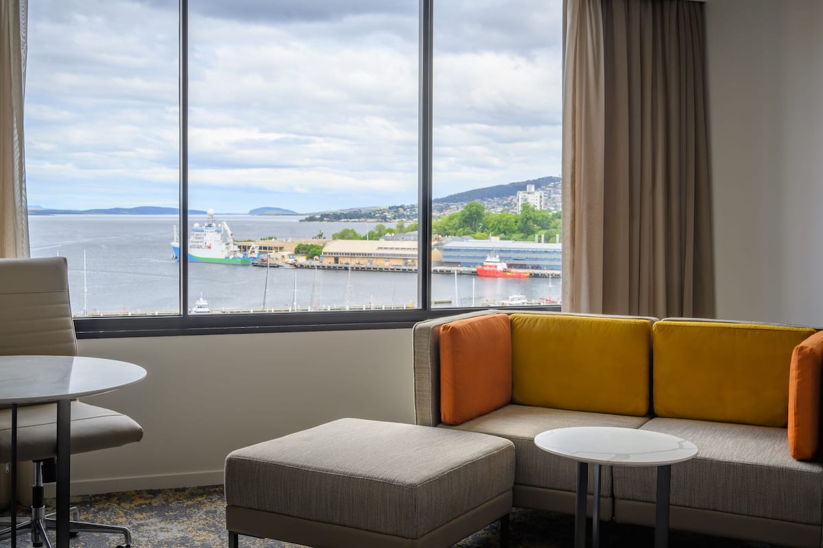 Luxe beddengoed, een minibar, een kluis op de kamer, een bureau