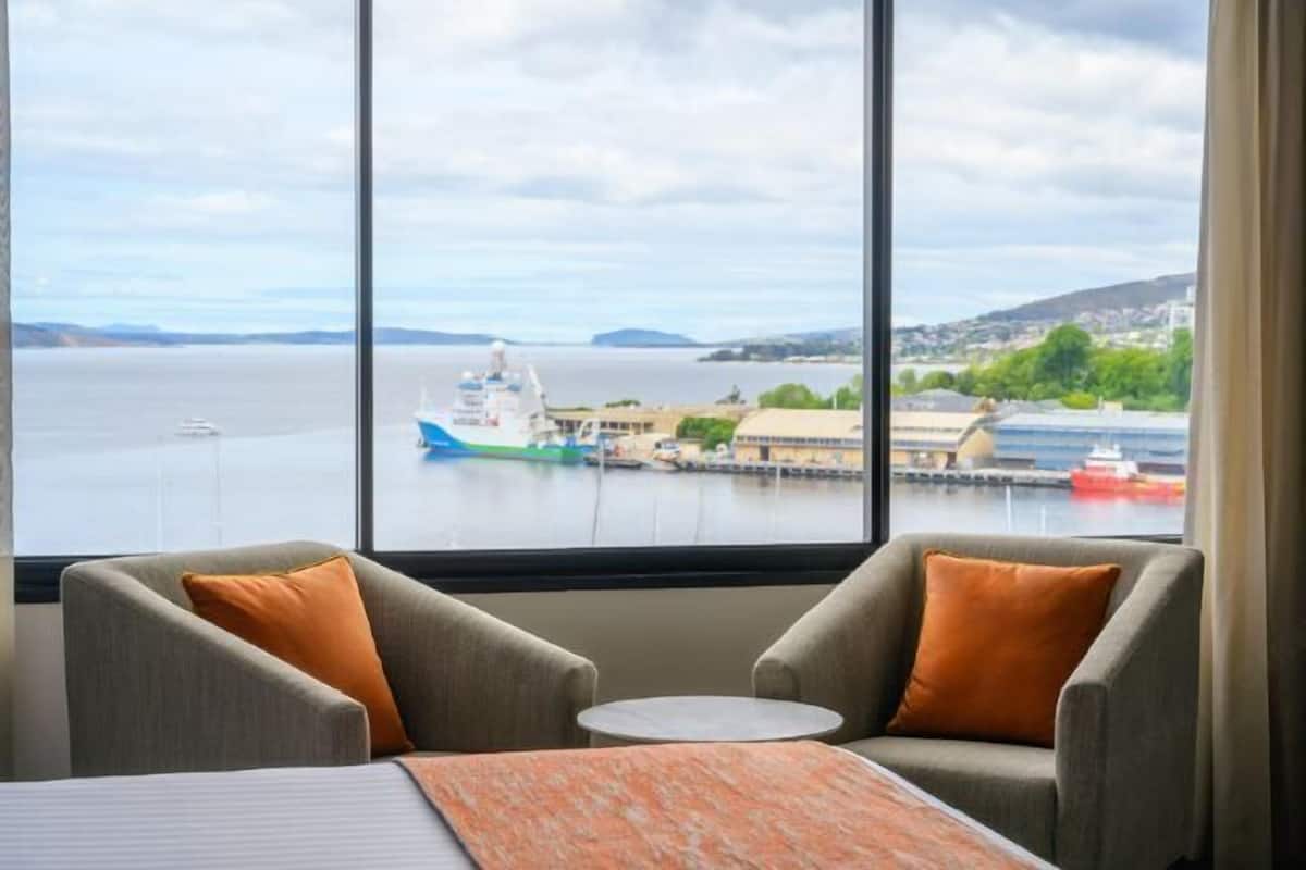 1 bedroom, premium bedding, minibar, in-room safe
