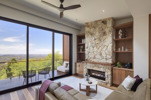 Sister Property - Sequoia Lodge | Wohnbereich | 49-Zoll-LCD-Fernseher mit Digitalempfang, Fernseher