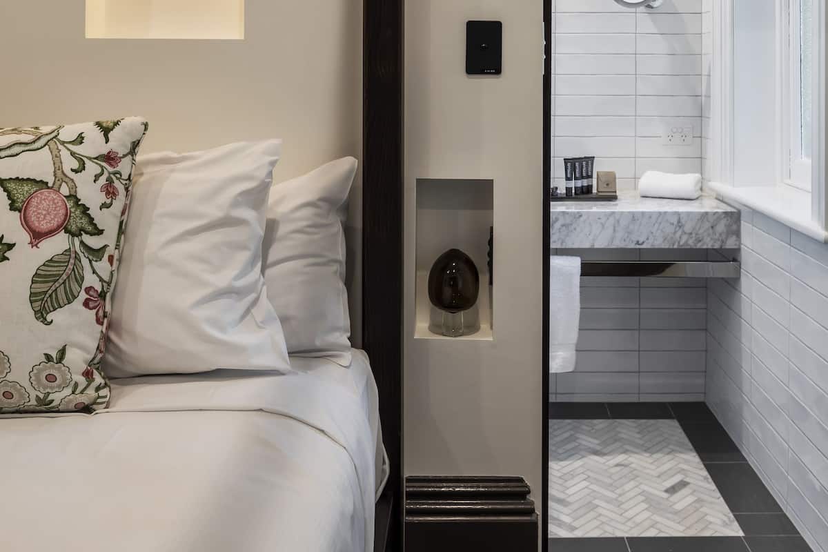 Classic Room | Minibar, in-room safe, desk, iron/ironing board