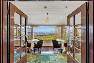 Lokale Küche, Blick auf den Garten 