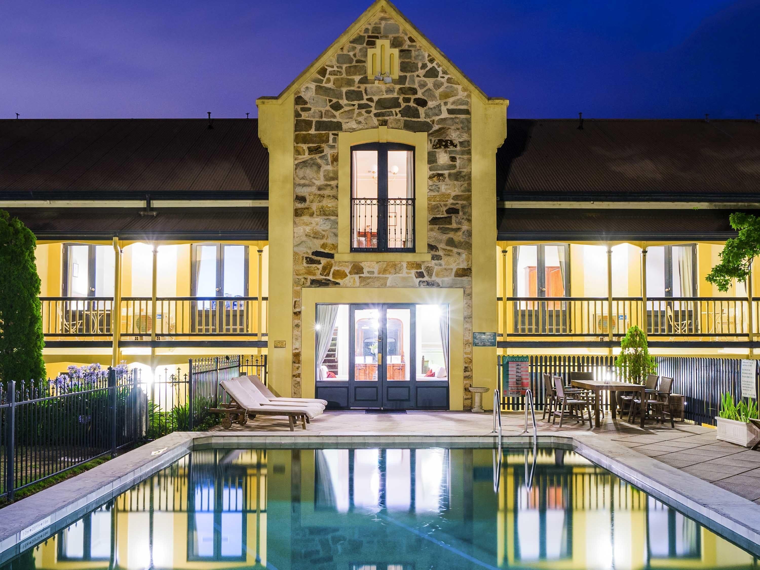 Piscina externa, guarda-sóis, espreguiçadeiras