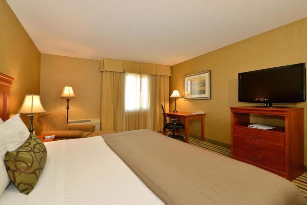 In-room safe, desk, laptop workspace, blackout drapes