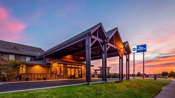 A hotel with a covered outdoor area, a sign reading "Best Western," and a sunset sky. - Best Western Pendleton Inn (Pendleton)