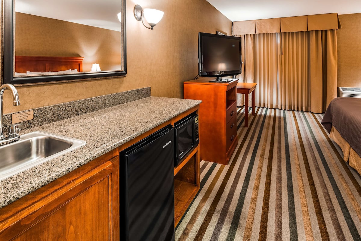 in-room safe, desk, laptop workspace, blackout curtains