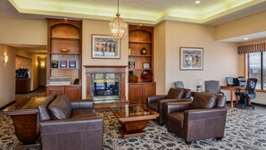 A spacious lobby with leather sofas, a fireplace, and a large window. - Best Western Pendleton Inn (Pendleton)