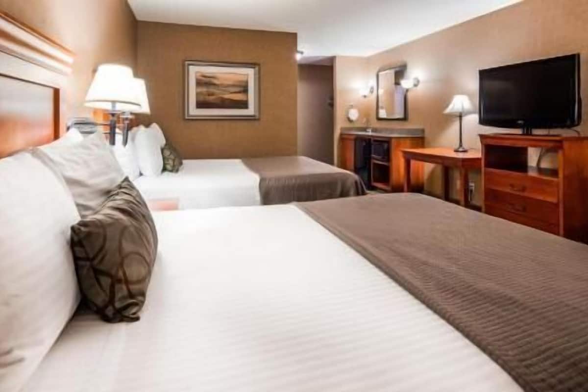 In-room safe, desk, laptop workspace, blackout drapes