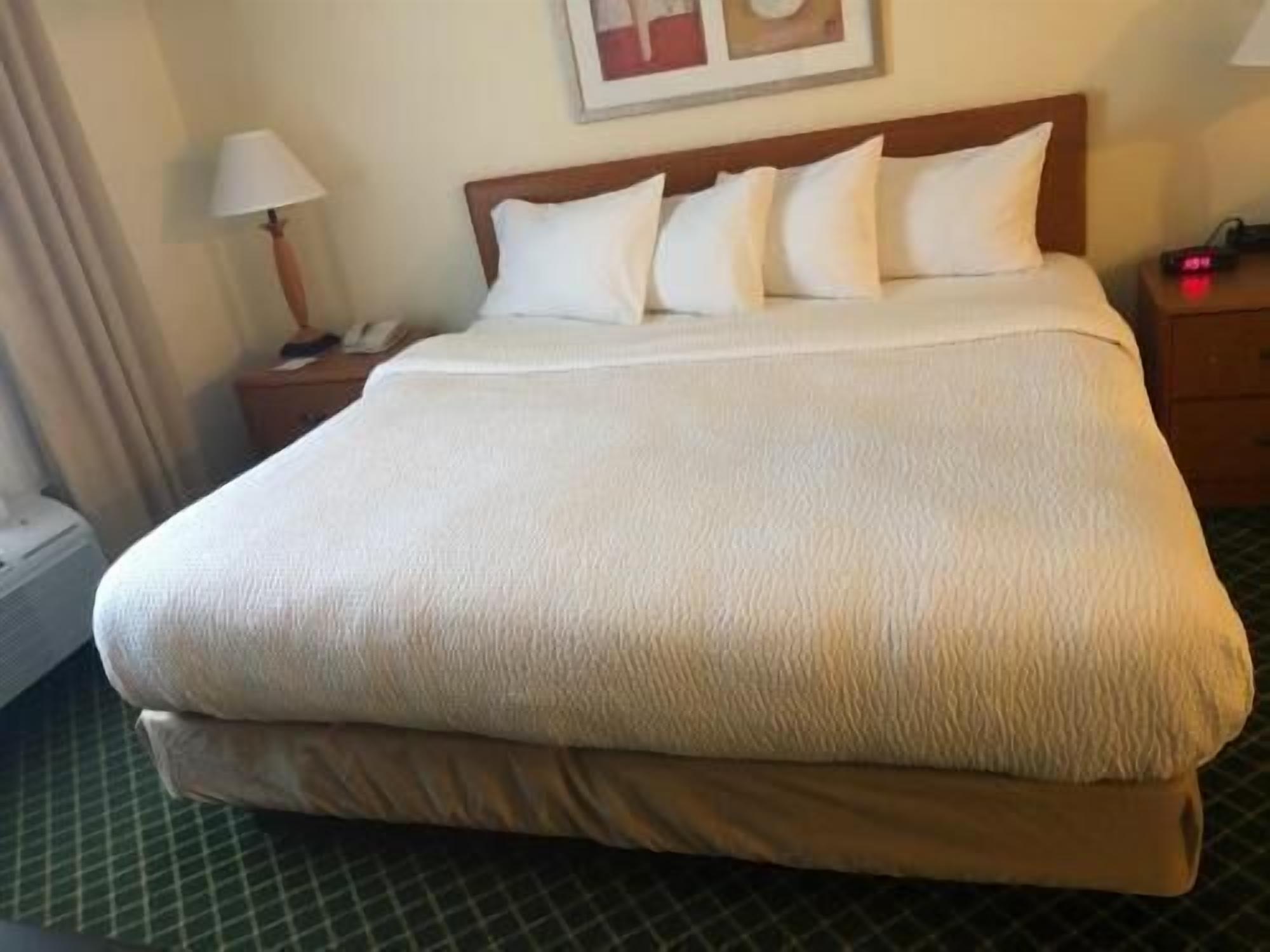 Escritorio, espacio para trabajar con un portátil, cortinas opacas
