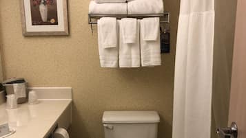 Combined shower/bathtub, free toiletries, hair dryer, towels