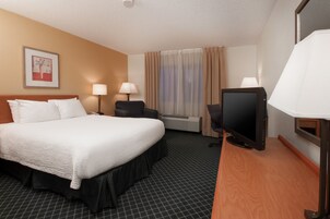 办公桌、笔记本电脑工作区、遮光窗帘、熨斗/熨衣板