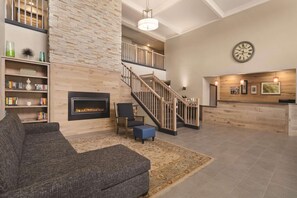 Lobby - Country Inn & Suites by Radisson, Detroit Lakes, MN (Detroit Lakes)