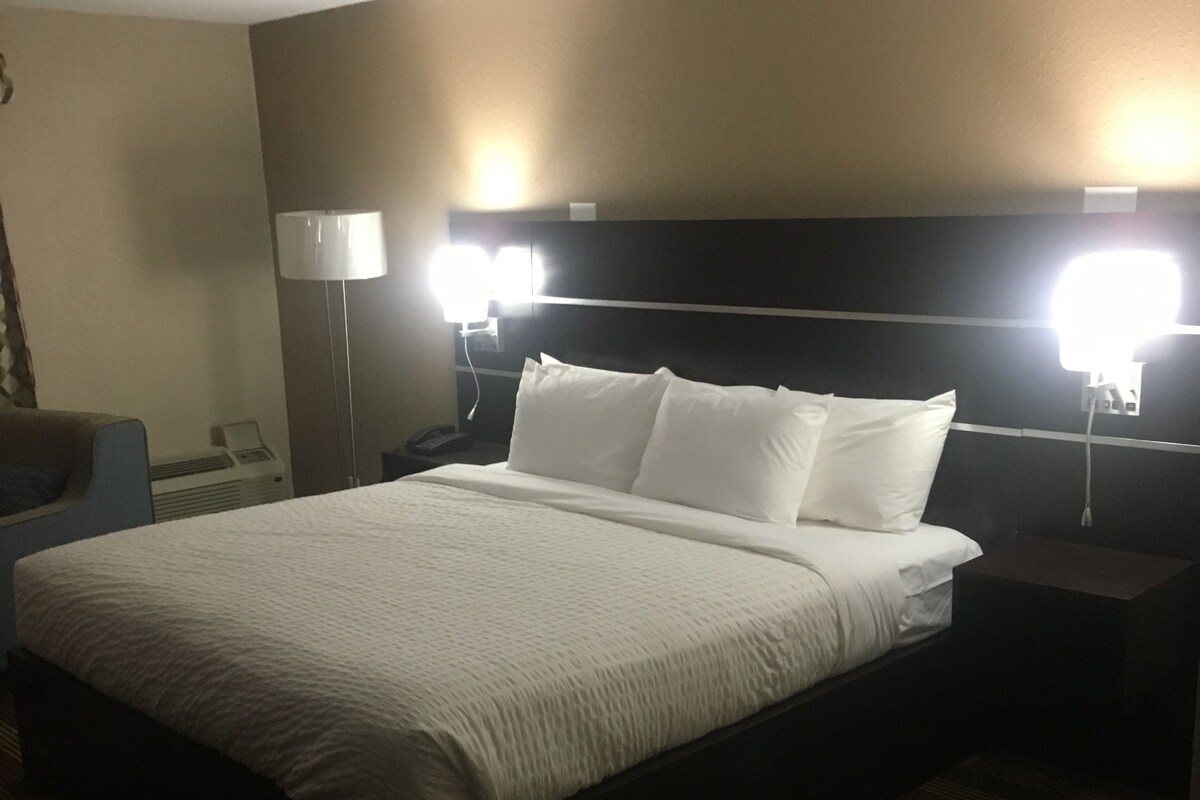 Chambre Deluxe, 1 très grand lit | Bureau, fer et planche à repasser, Wi-Fi gratuit