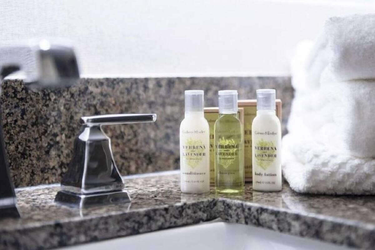 Bathroom amenities | Combined shower/tub, free toiletries, hair dryer, towels
