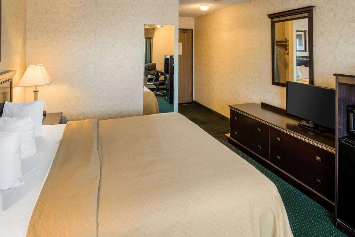Chambre Standard, 1 très grand lit, non-fumeurs | Coffres-forts dans les chambres, bureau, fer et planche à repasser