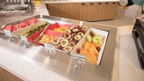 A buffet with labeled fruit and vegetable trays. - Paradise Resort Gold Coast (Surfers Paradise)