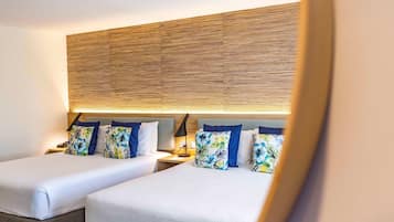 Deluxe Room | Iron/ironing board, bed sheets