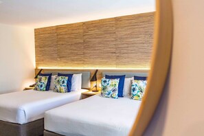 Tabla de planchar con plancha y ropa de cama 