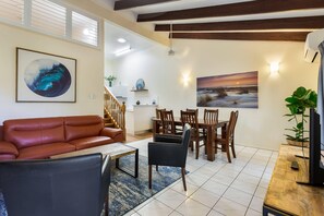 Individually decorated, individually furnished, desk, iron/ironing board - Comfort Resort Blue Pacific (Blacks Beach)