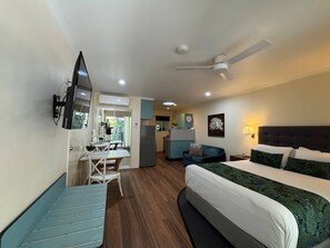 Individually decorated, individually furnished, desk, iron/ironing board - Comfort Resort Blue Pacific (Blacks Beach)