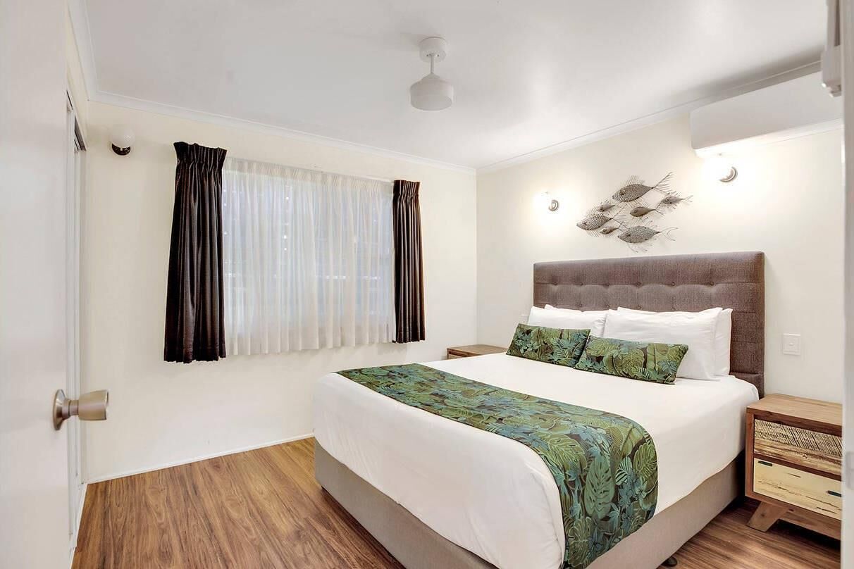 Kamer, 1 queensize bed, niet-roken | Een kluis op de kamer, een bureau, geluiddichte muren