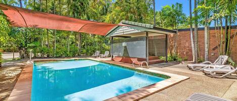 2 outdoor pools