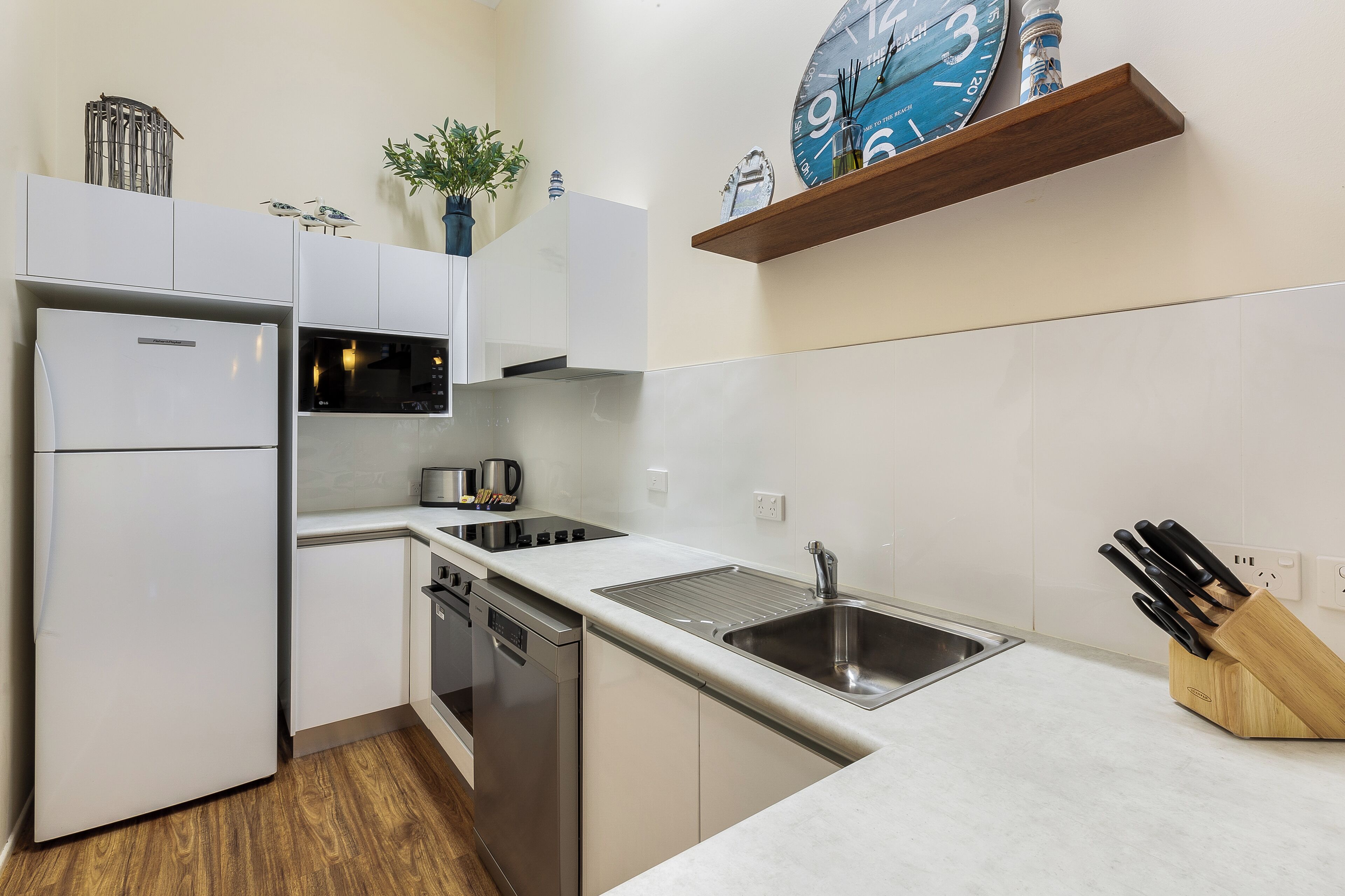 apartment, 2 bedrooms | private kitchen | fridge, microwave, stovetop, coffee/tea maker
