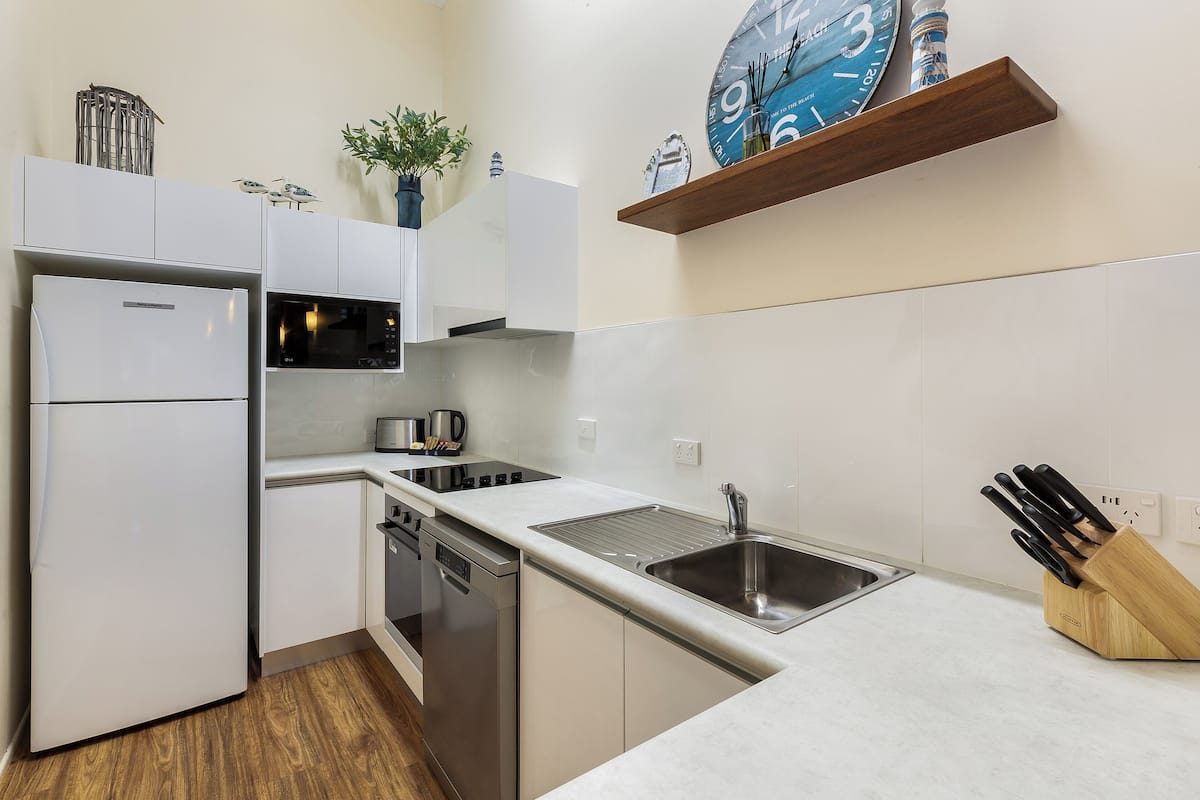 apartment, 2 bedrooms | private kitchen | fridge, microwave, stovetop, coffee/tea maker