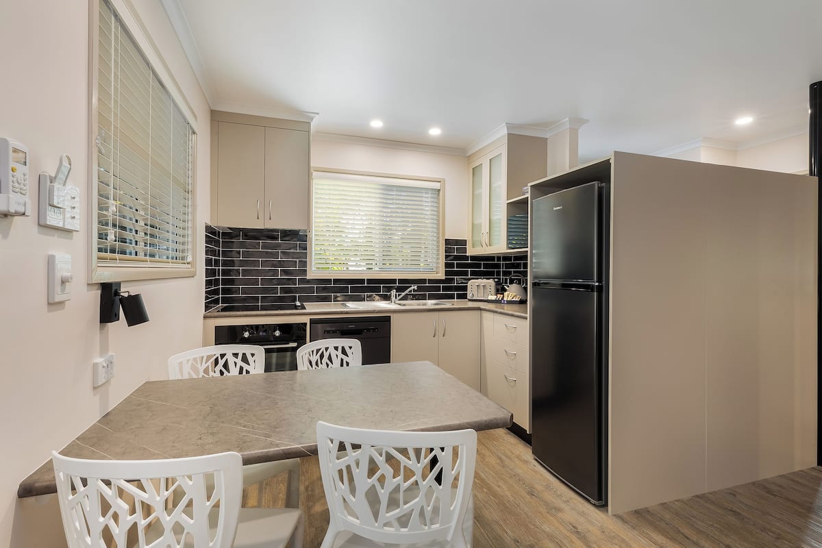 apartment, 1 bedroom | private kitchen | fridge, microwave, stovetop, coffee/tea maker