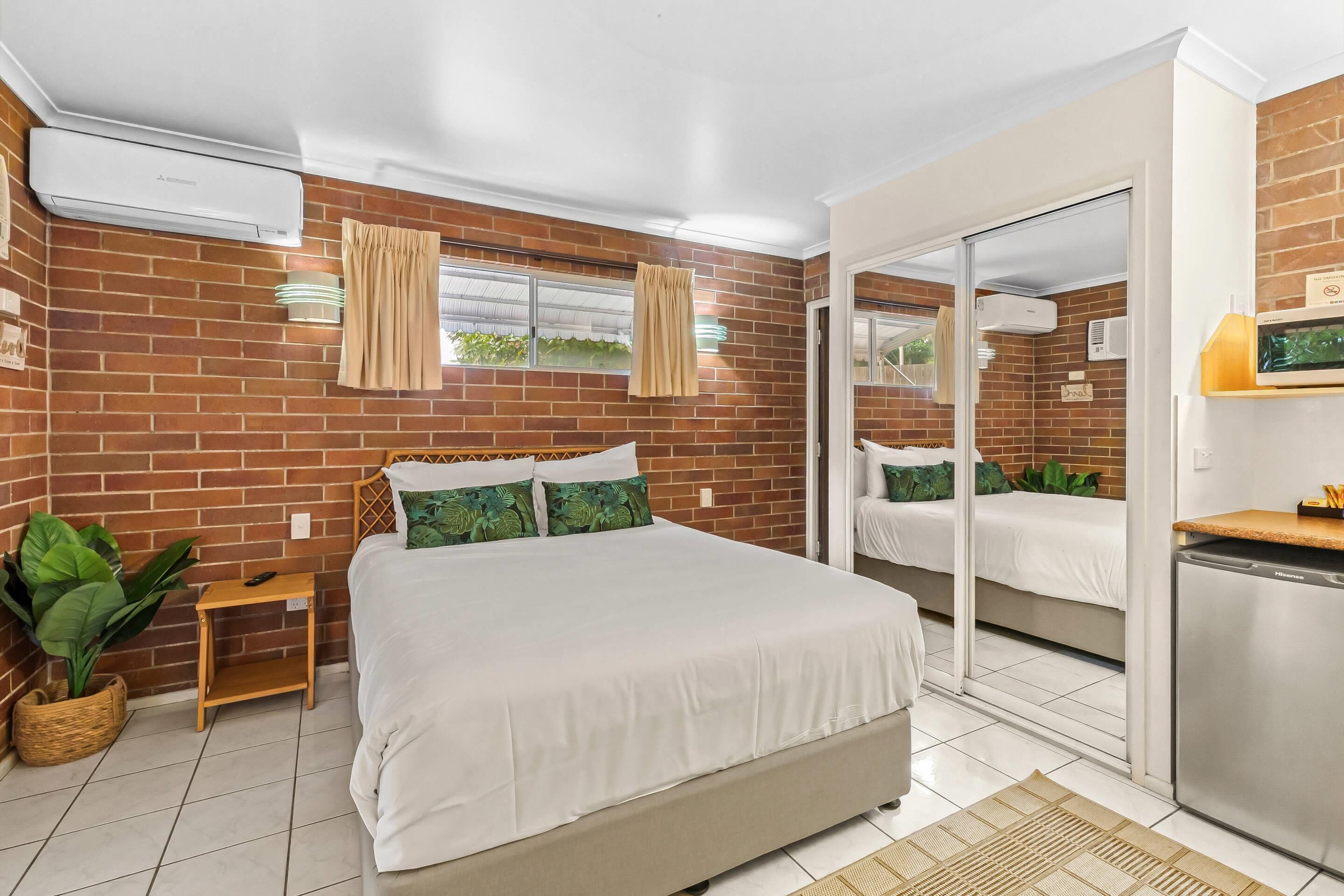 Habitación estándar, para no fumadores (2 Queen Beds, 2 Single Beds) | Decoración personalizada, muebles diferentes y escritorio 