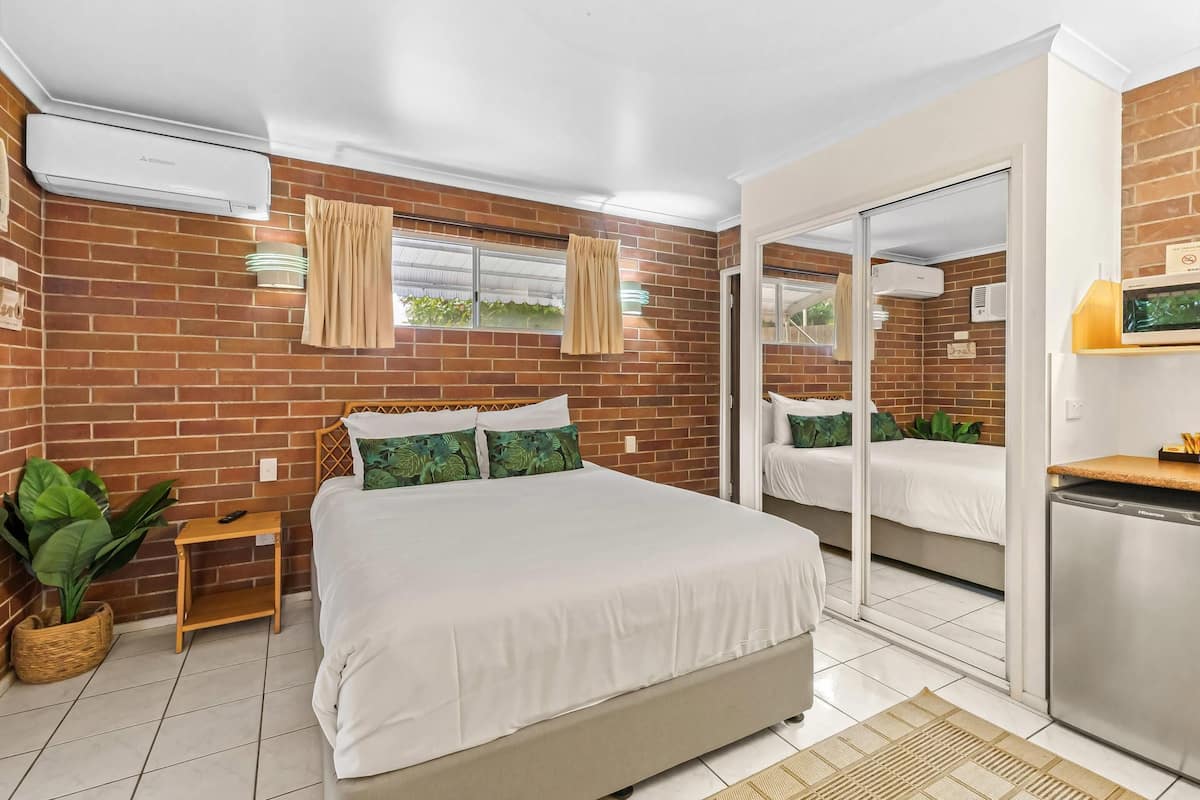 Habitación estándar, para no fumadores (2 Queen Beds, 2 Single Beds) | Decoración personalizada, muebles diferentes y escritorio