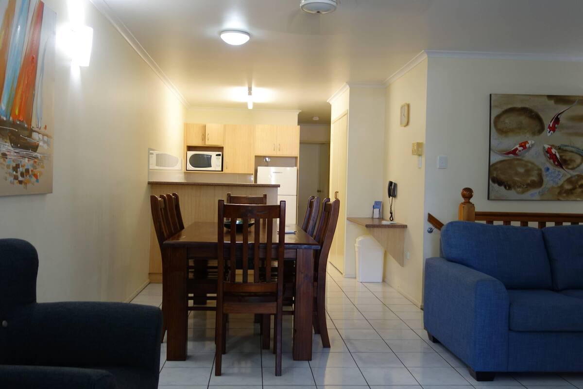 Standard Room, Non Smoking (2 Queen Beds, 2 Single Beds) | In-room safe, desk, soundproofing, iron/ironing board