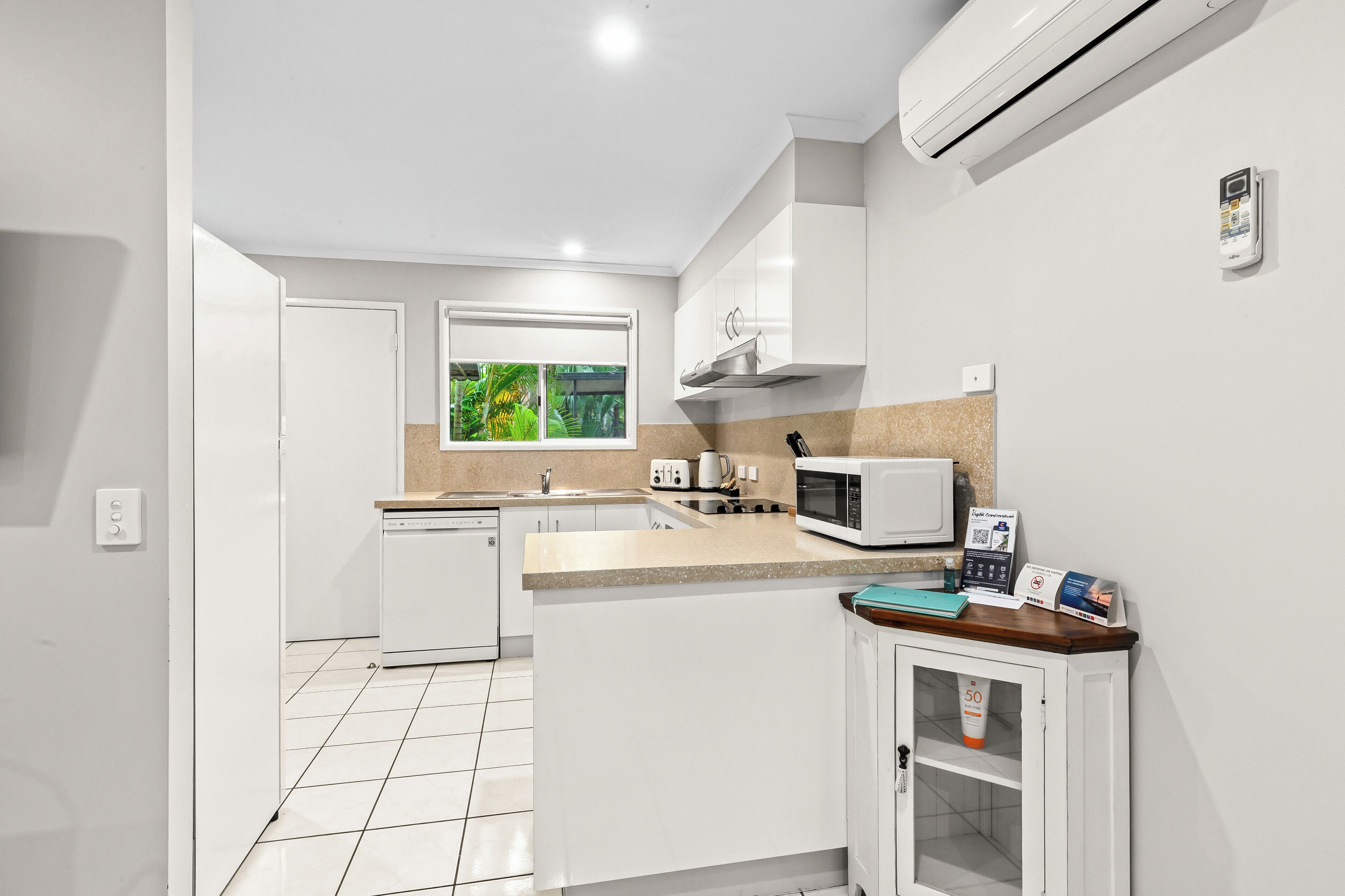 apartment, 2 bedrooms | private kitchen | fridge, microwave, stovetop, coffee/tea maker
