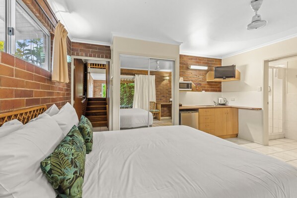 Standard Room, Non Smoking (2 Queen Beds, 2 Single Beds) | Individually decorated, individually furnished, desk, iron/ironing board - Comfort Resort Blue Pacific (Blacks Beach)