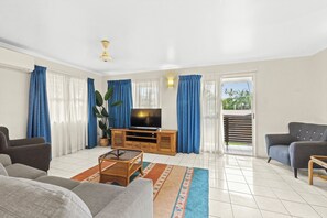 Standard Room, Non Smoking (2 Queen Beds, 2 Single Beds) | Living area | 42-cm LCD TV with digital channels, TV, pay movies