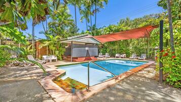 2 outdoor pools