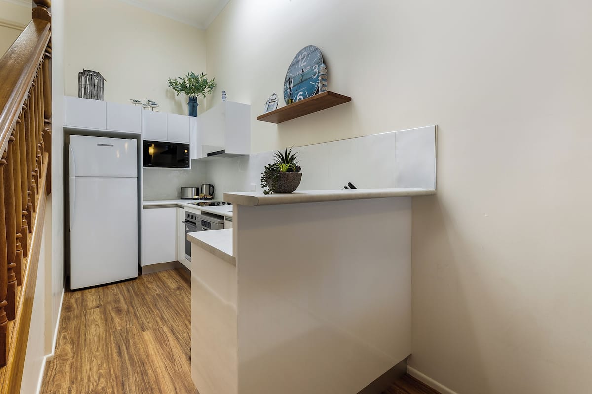 apartment, 2 bedrooms | private kitchen | fridge, microwave, stovetop, coffee/tea maker