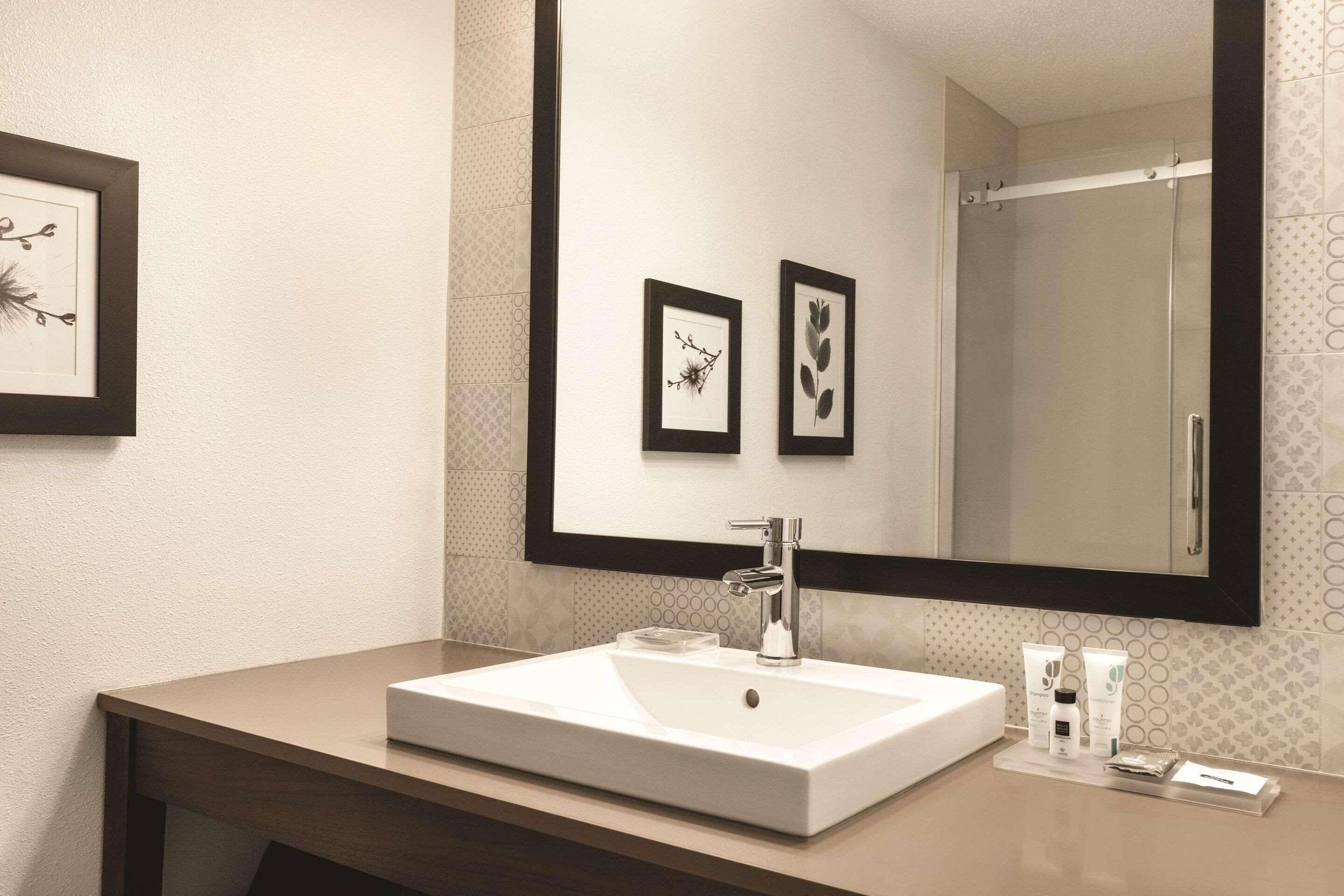 desk, laptop workspace, free wifi, bed sheets