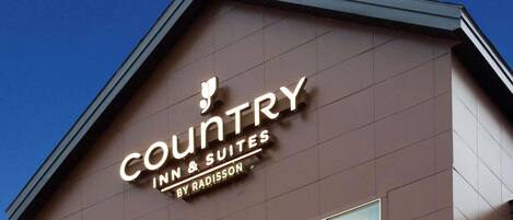 A building with a sign that reads "Country Inn & Suites by Radisson."