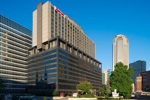A Marriott hotel with a modern glass facade, surrounded by other high-rise buildings. - Pittsburgh Marriott City Center (Pittsburgh)