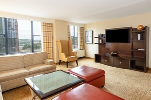 En 55-tommers Flatskjerm-TV med kabel-kanaler samt TV og Netflix