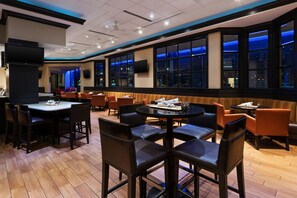 Serves lunch and dinner - Pittsburgh Marriott City Center (Pittsburgh)