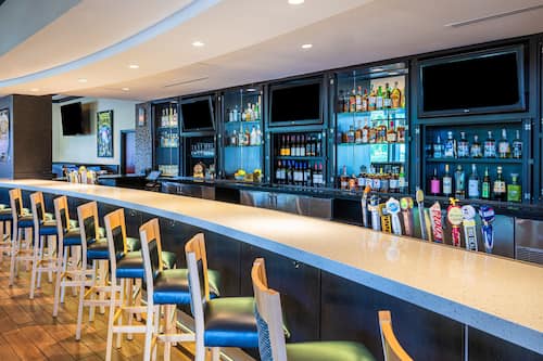 ランチ、ディナーに営業