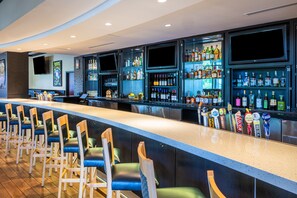 Sert le déjeuner et le dîner