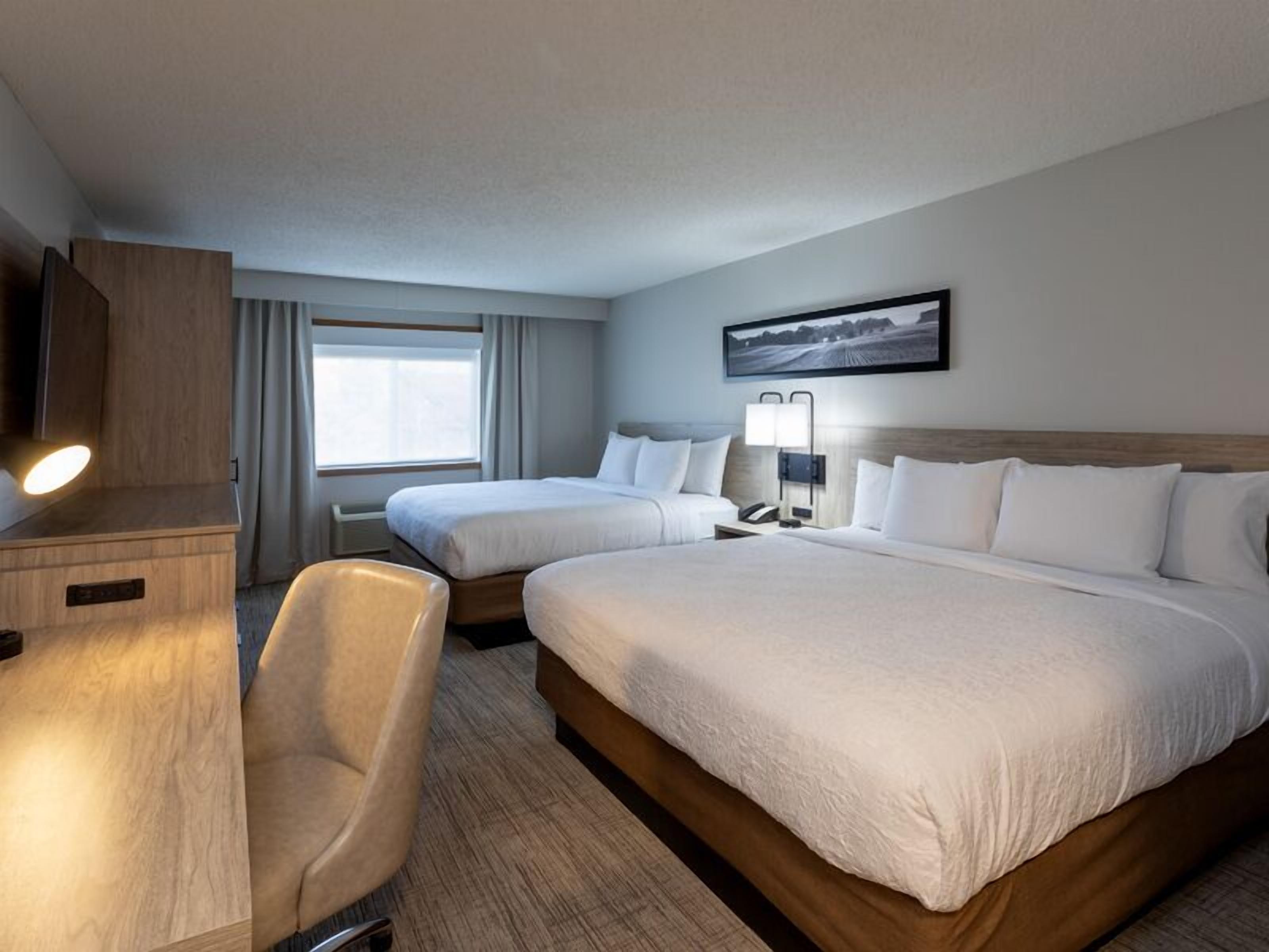 Suite, 2 queensize-senger | Sengetøy av topp kvalitet, skrivebord og skrivebord for bærbar PC