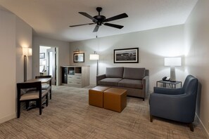 Suite, 1 Schlafzimmer (King, Whirlpool) | Hochwertige Bettwaren, Schreibtisch, laptopgeeigneter Arbeitsplatz