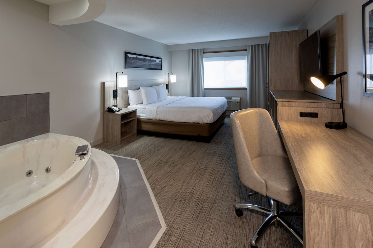 Room, 1 King Bed (Whirlpool) | Premium bedding, desk, laptop workspace, blackout drapes